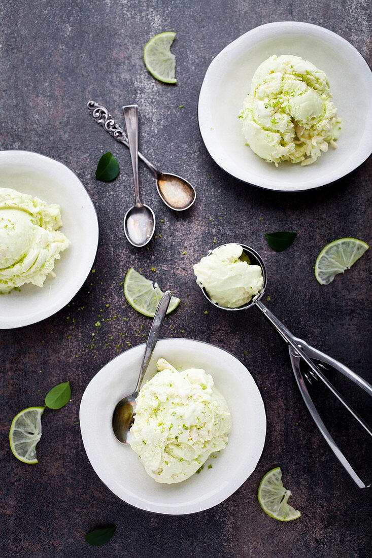 weiße Schokoladen-Limetten-Eiscreme