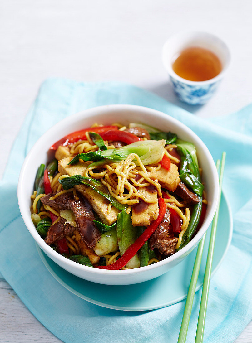 Stir Fry mit Rindfleisch, Tofu, Nudeln und Gemüse (Asien)