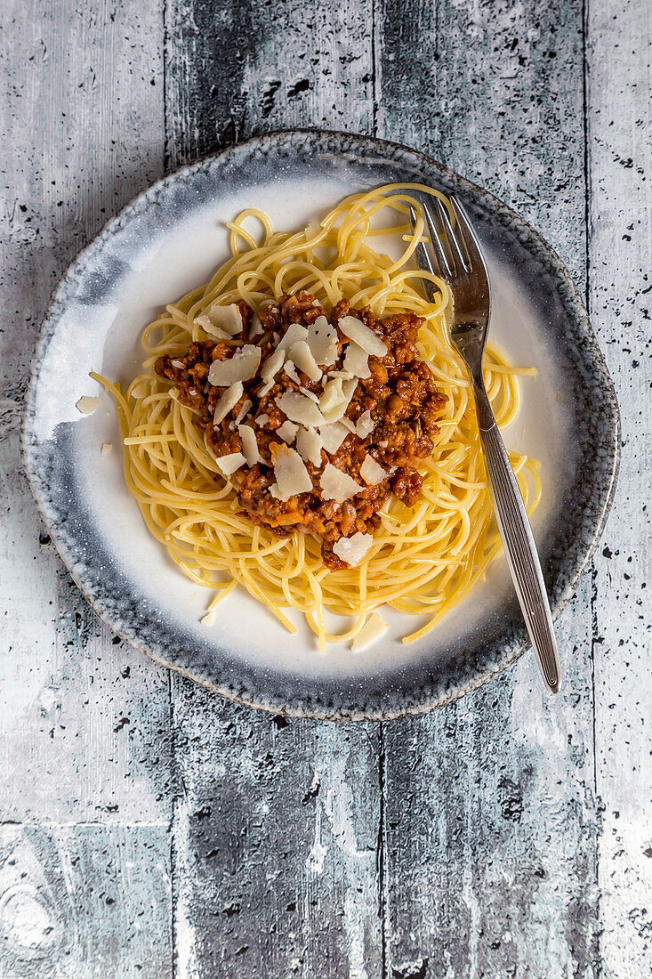 Spaghetti mit vegetarischer Bolognese und Parmesanspänen