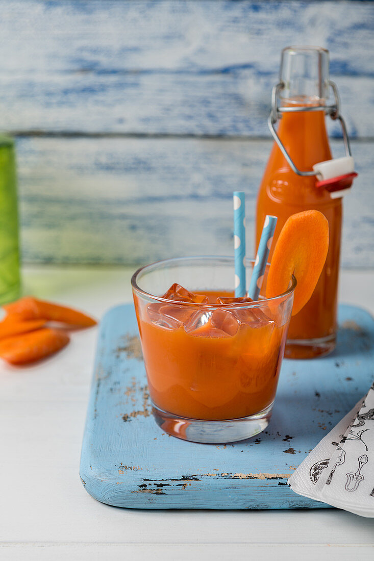 Karottensaft im Glas und in Flasche