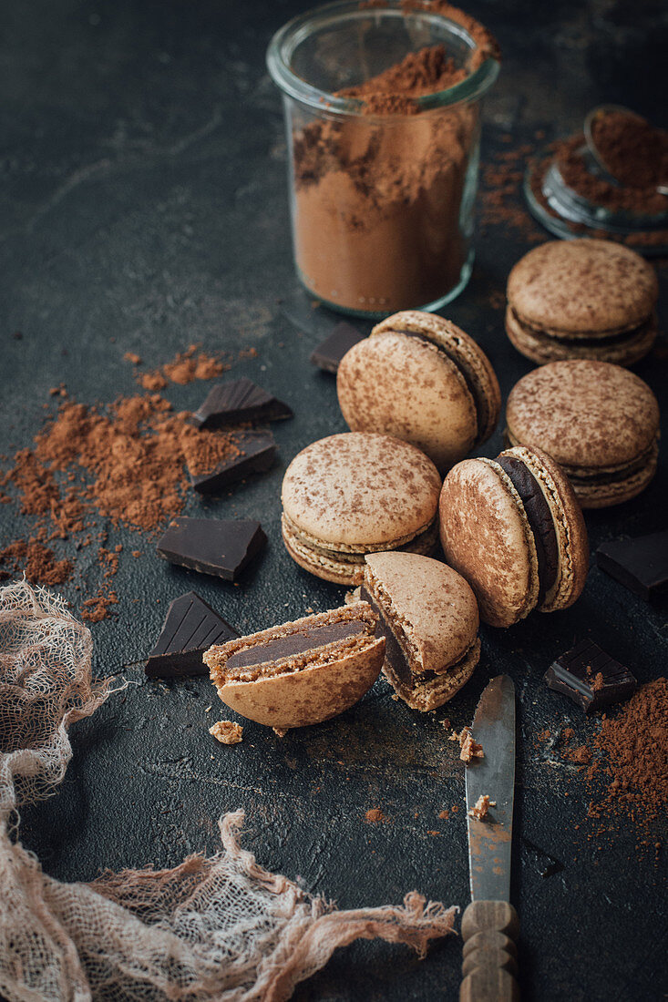 Schokoladenmacarons mit Kakaopulver
