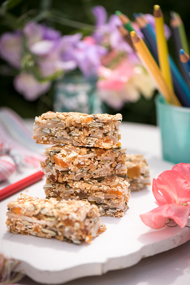 Sunshine bars: muesli bars with dried fruit for a school lunch