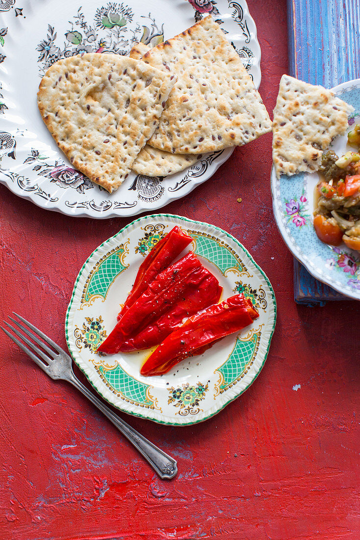 Fladenbrot, gebratene Paprika und Mutabal