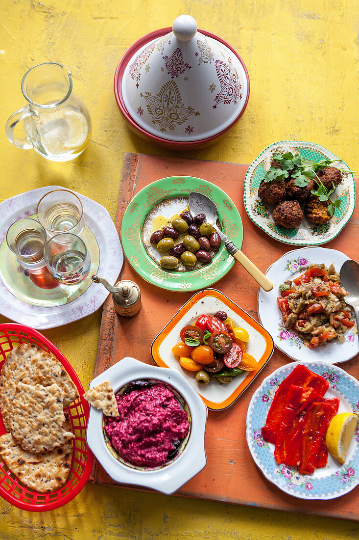 Buffet mit Mutabal, Oliven, gerösteten Paprikaschoten, Tomatensalat, Rote-Bete-Hummus und Fladenbrot