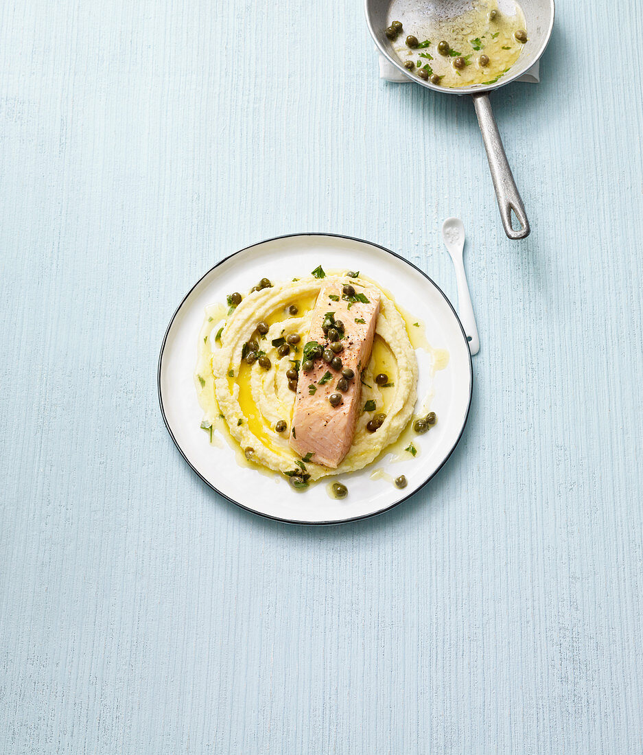Lemon salmon with celariac purée and capers (no carbs)