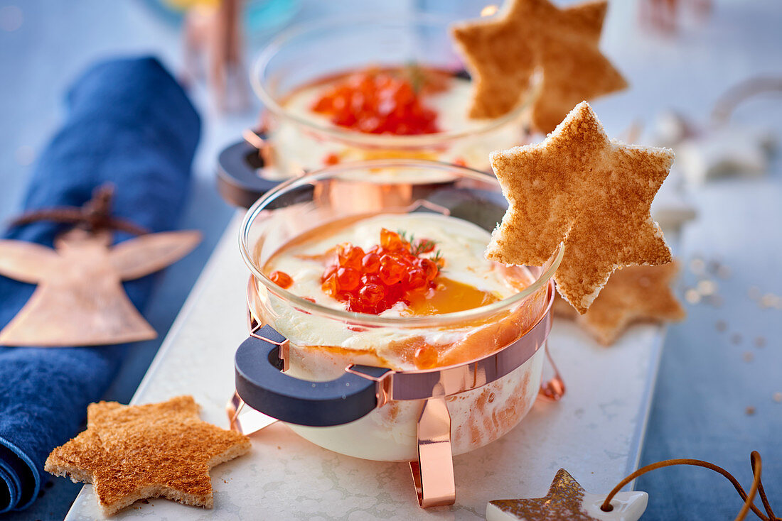 Oeufs Cocotte mit Lachs und Kaviar (weihnachtlich)