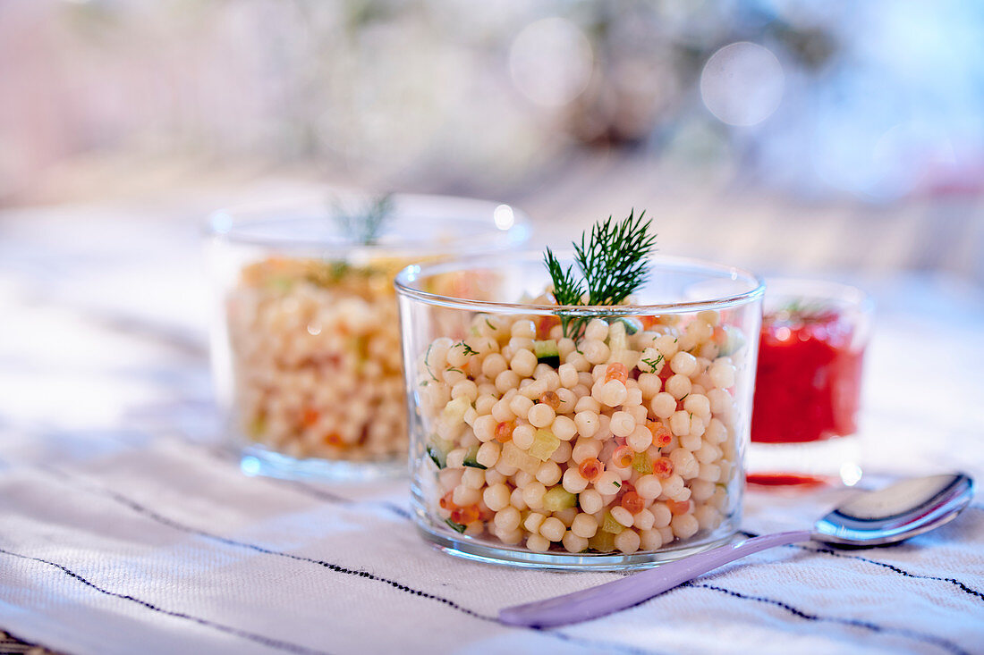 Nudelsalat mit Forellenkaviar im Glas