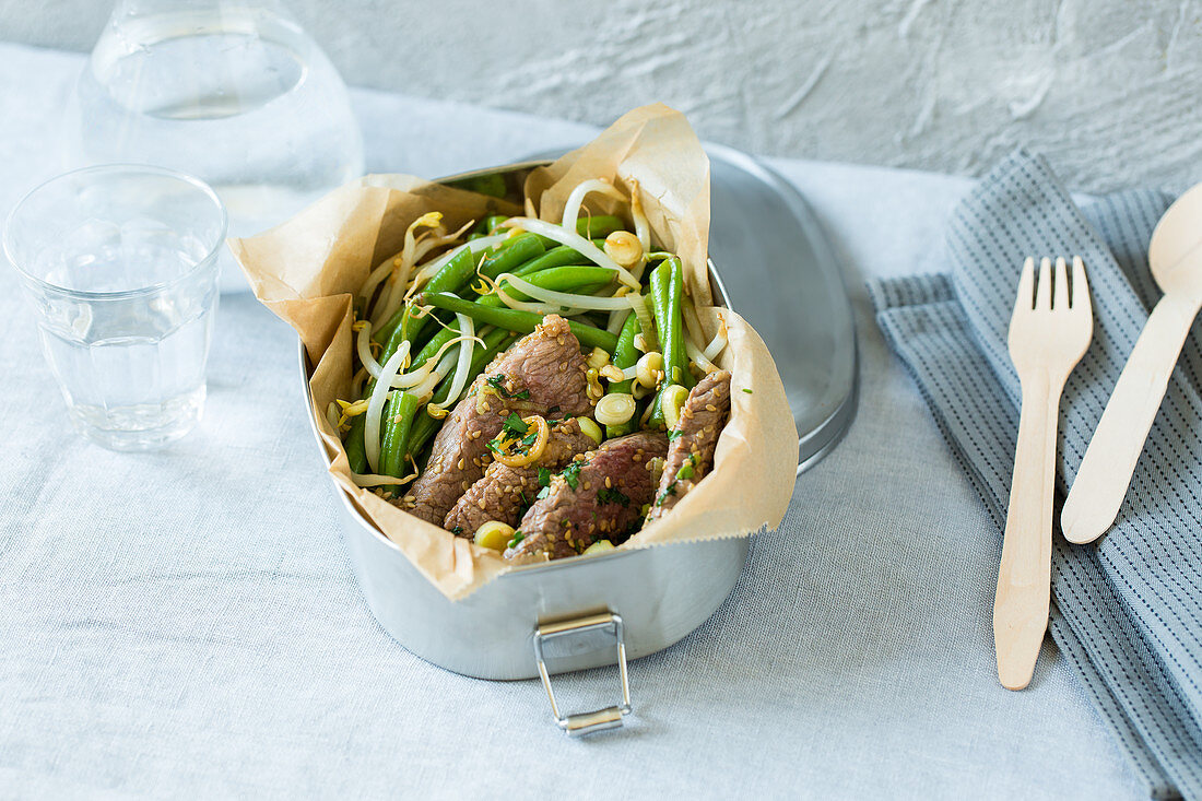 Bean and beef salad with beansprouts to take away