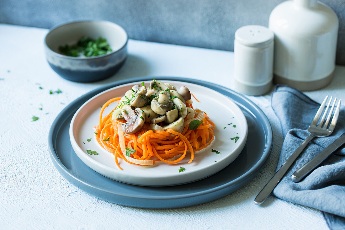 Gedämpfte Möhren-Spaghetti mit Pilzen