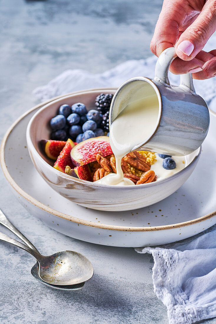 Breakfast Bowl mit Joghurt, Obst und Pekannüssen