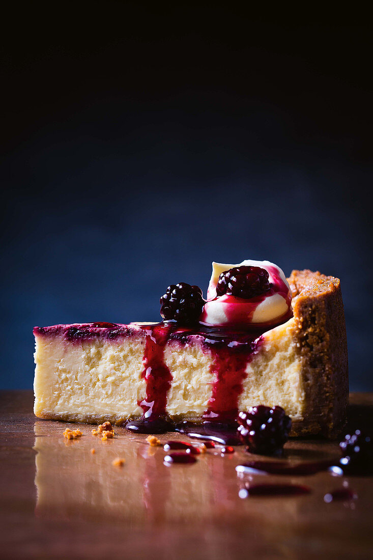 Ein Stück marmorierter Brombeer-Käsekuchen