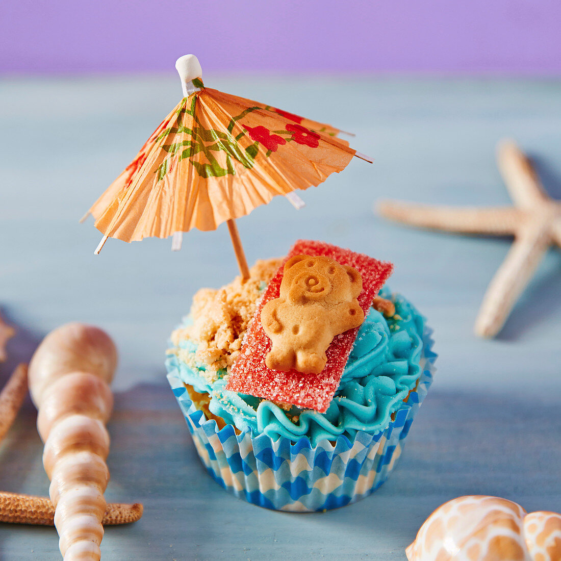 Summertime Teddy Cupcake mit Cocktailschirmchen