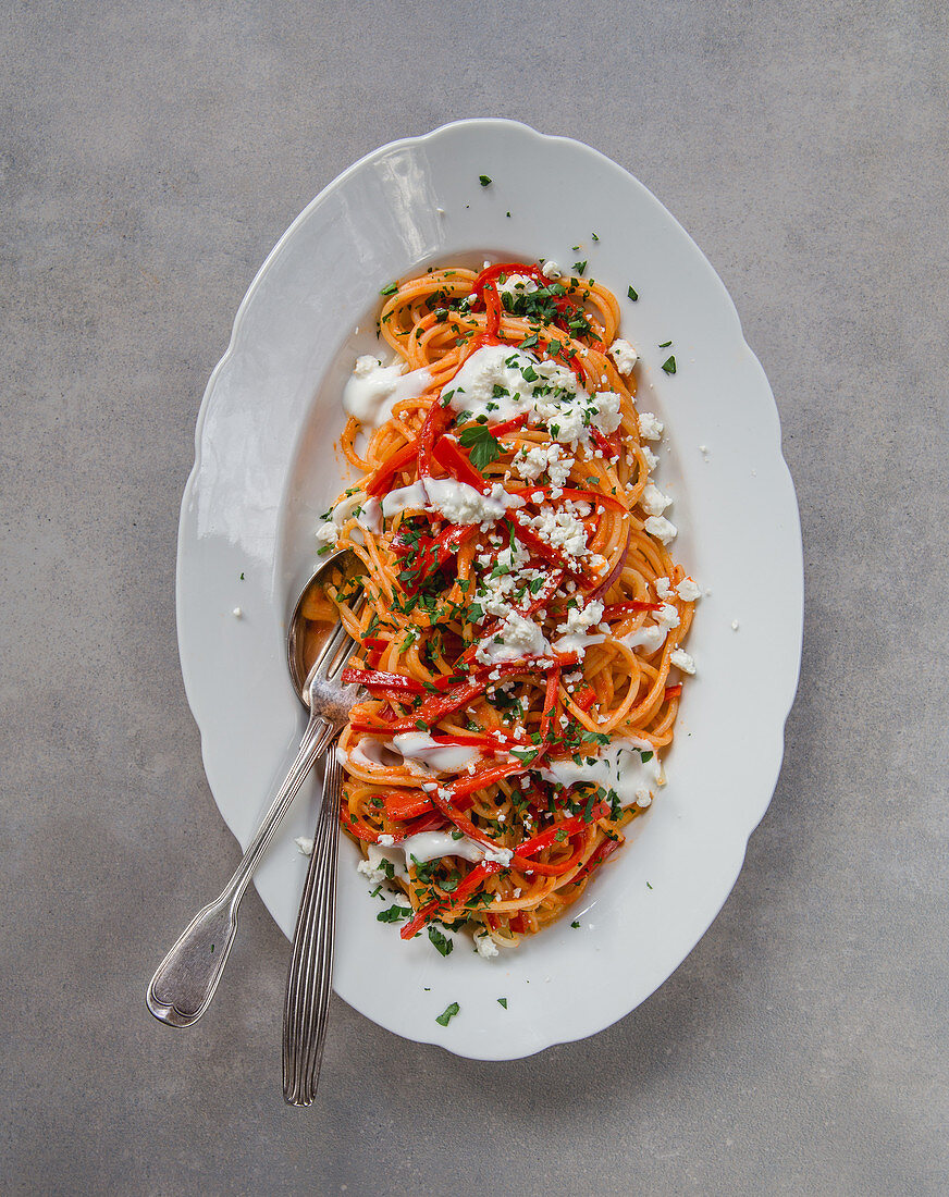 Turkish pasta with peppers and yoghurt