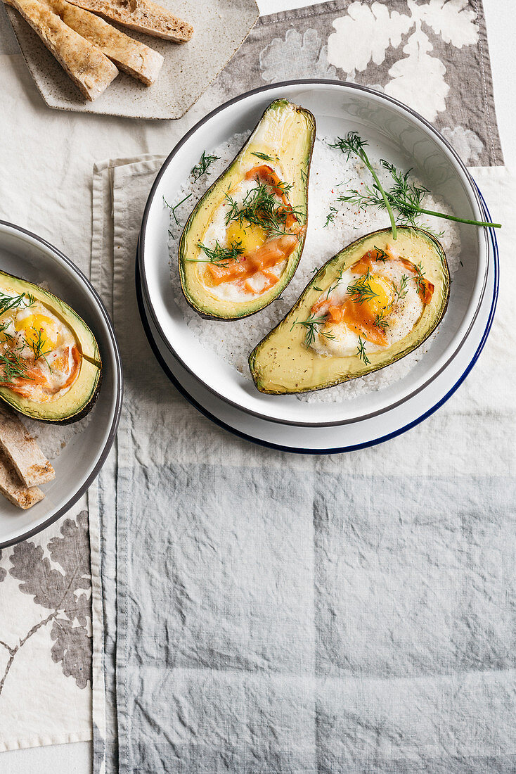 Überbackene Avocados mit Lachs, Dilljoghurt und Ei