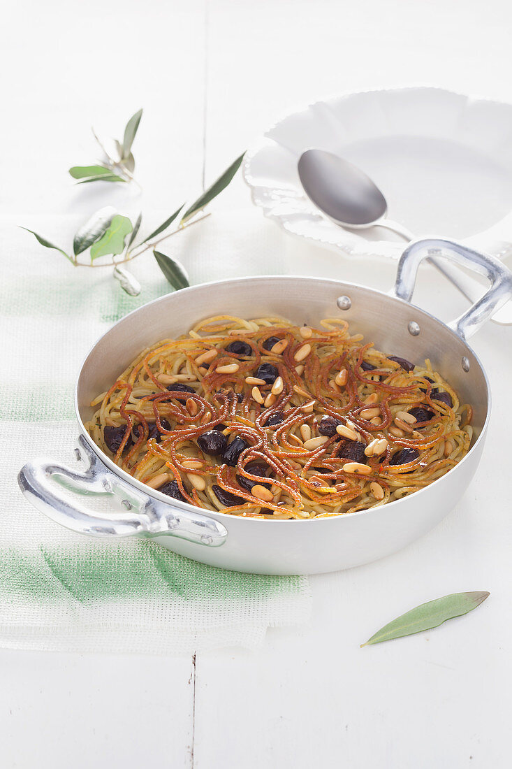 Spaghetti-Frittata mit Anchovis, Oliven und Pinienkernen