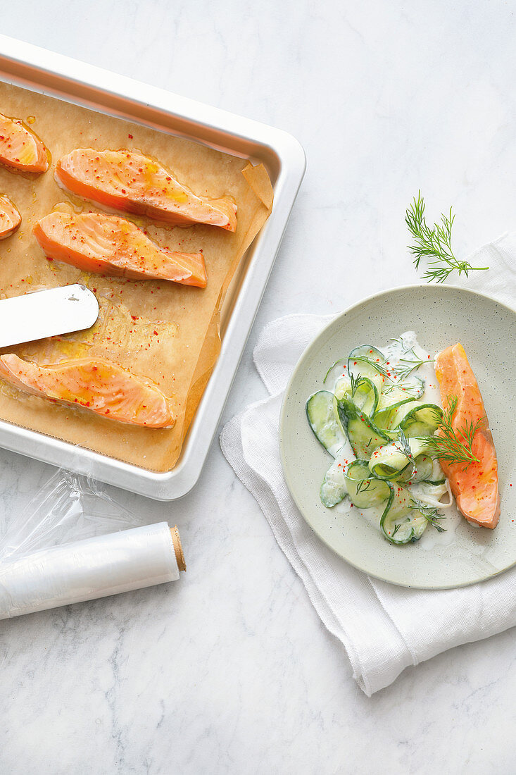 Ofenlachs mit Gurken-Joghurt-Salat