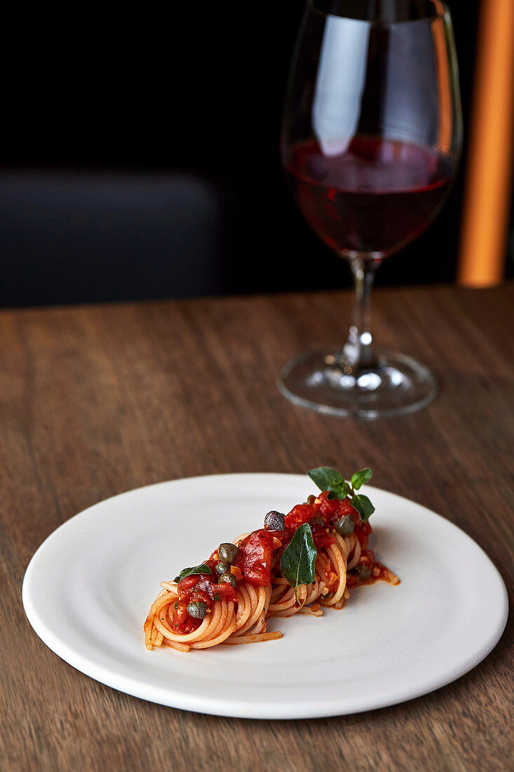 Spaghetti mit Tomaten-Kapern-Sauce