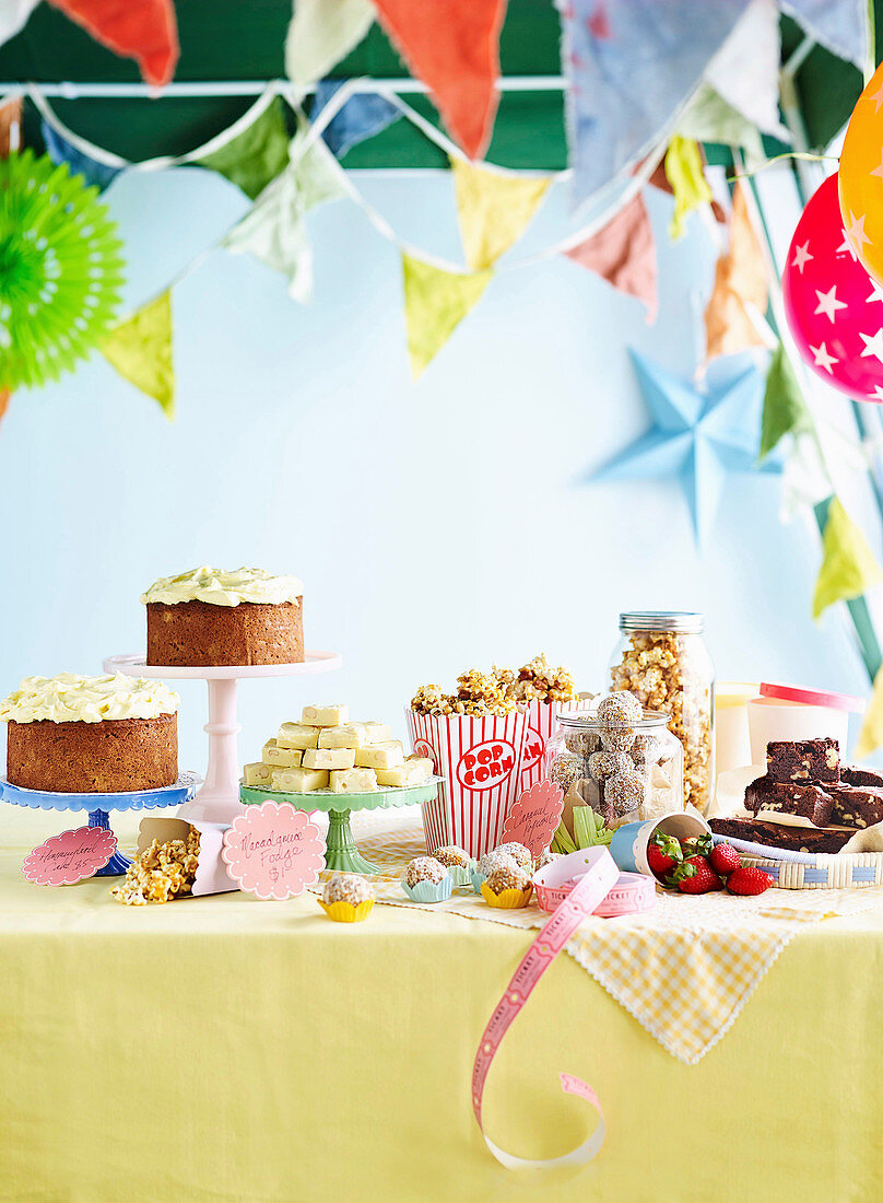 Partybüffet mit Kuchen, Gebäck und Knabbereien