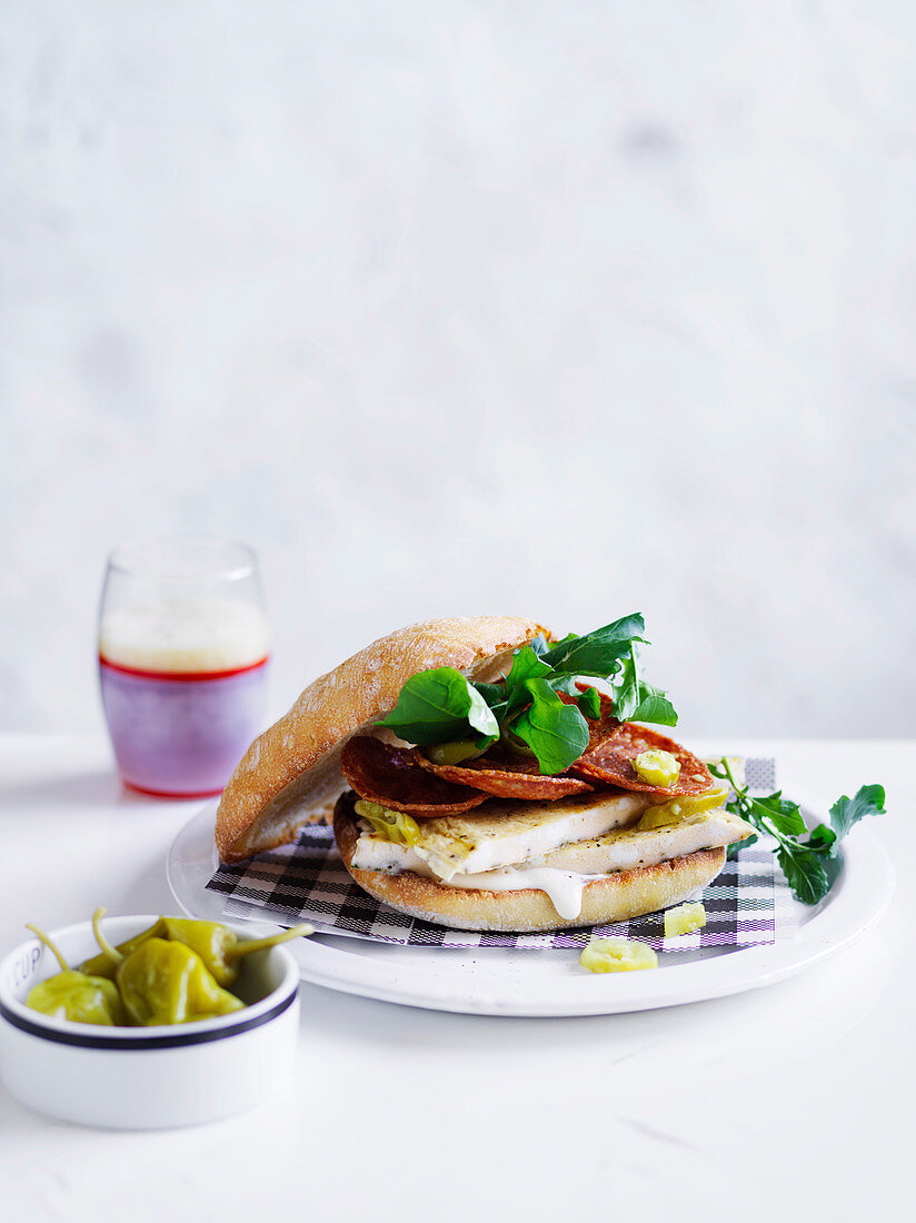 Sandwich mit Salbei-Omelett und frittierten Sopressa-Scheiben