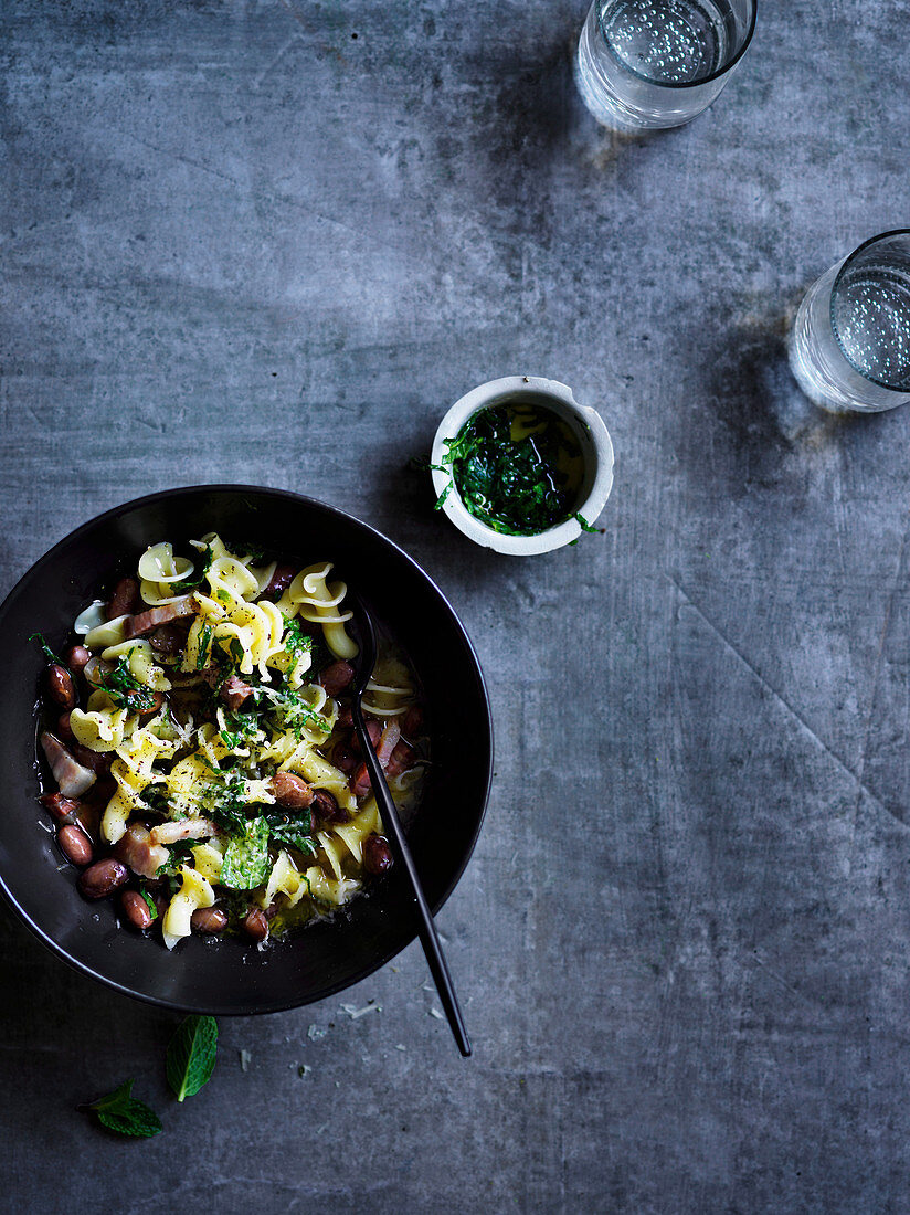 Gigli mit Borlottibohnen und Pancetta in Minzsalsa