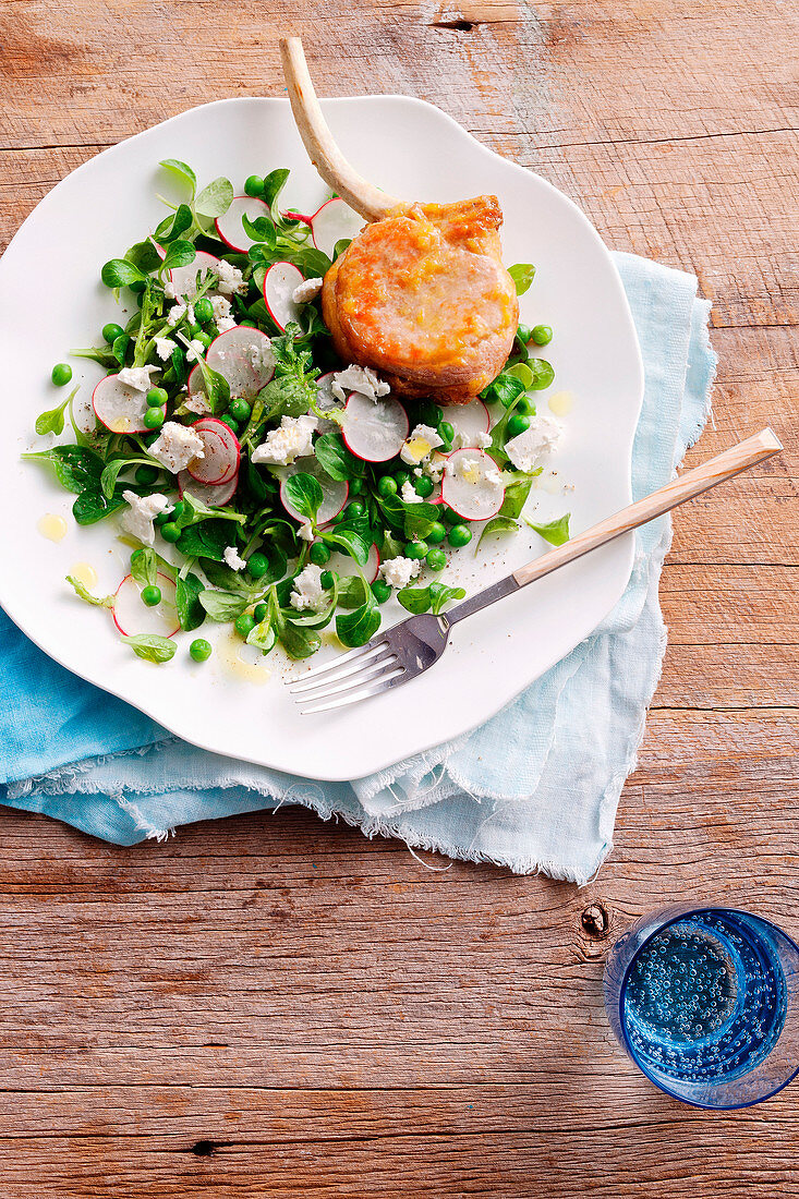 Glasiertes Schweinekotelett mit Erbsen-Radieschen-Salat