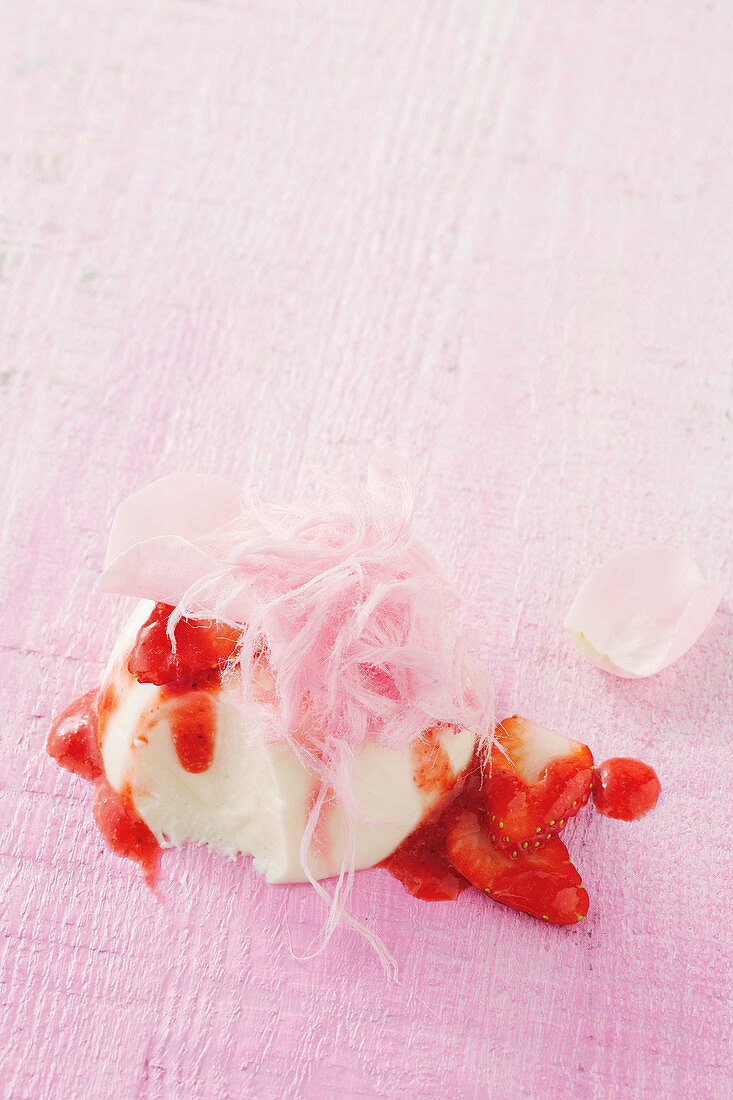 Rosenwasser-Panna Cotta mit Erdbeeren und Zuckerwatte