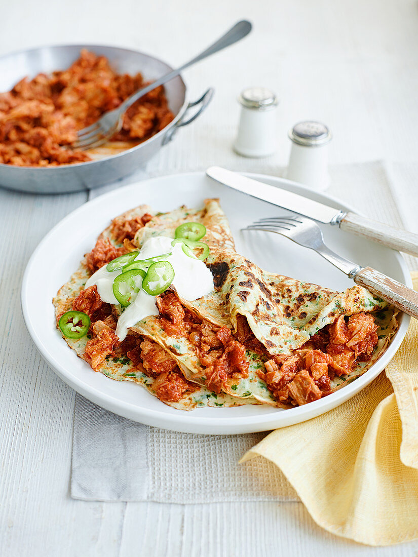 Pancakes with pulled pork, chillies and sour cream