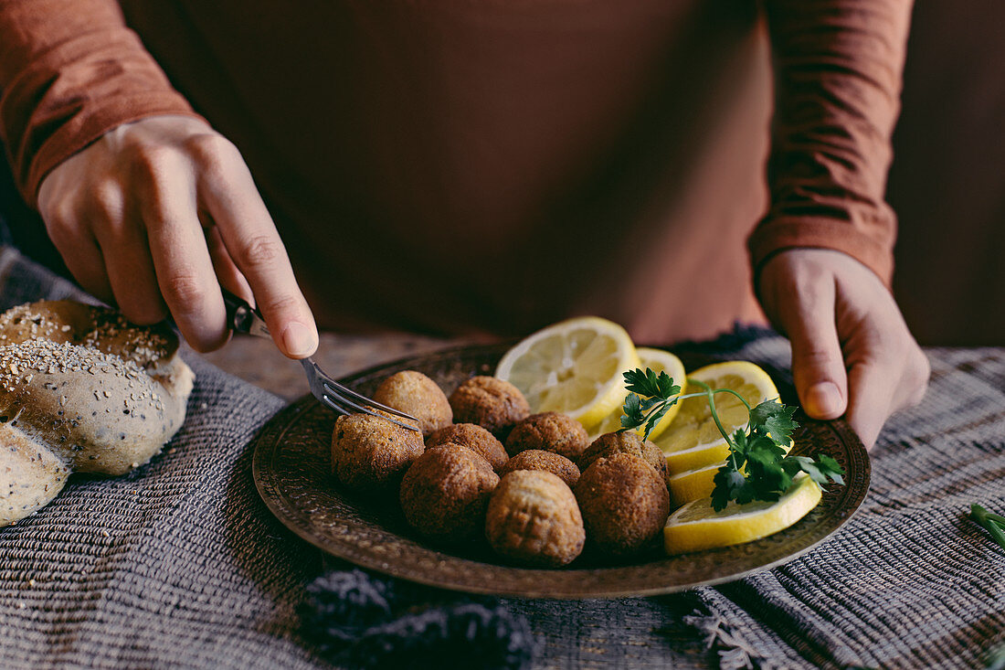 Falafel mit Zitronenscheiben