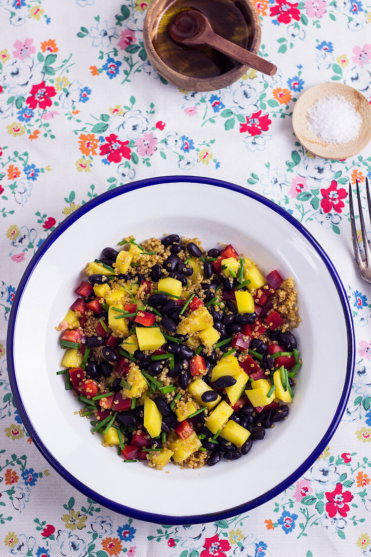 Buddha Bowl mit Quinoa, Bohnen, Paprika und Mango