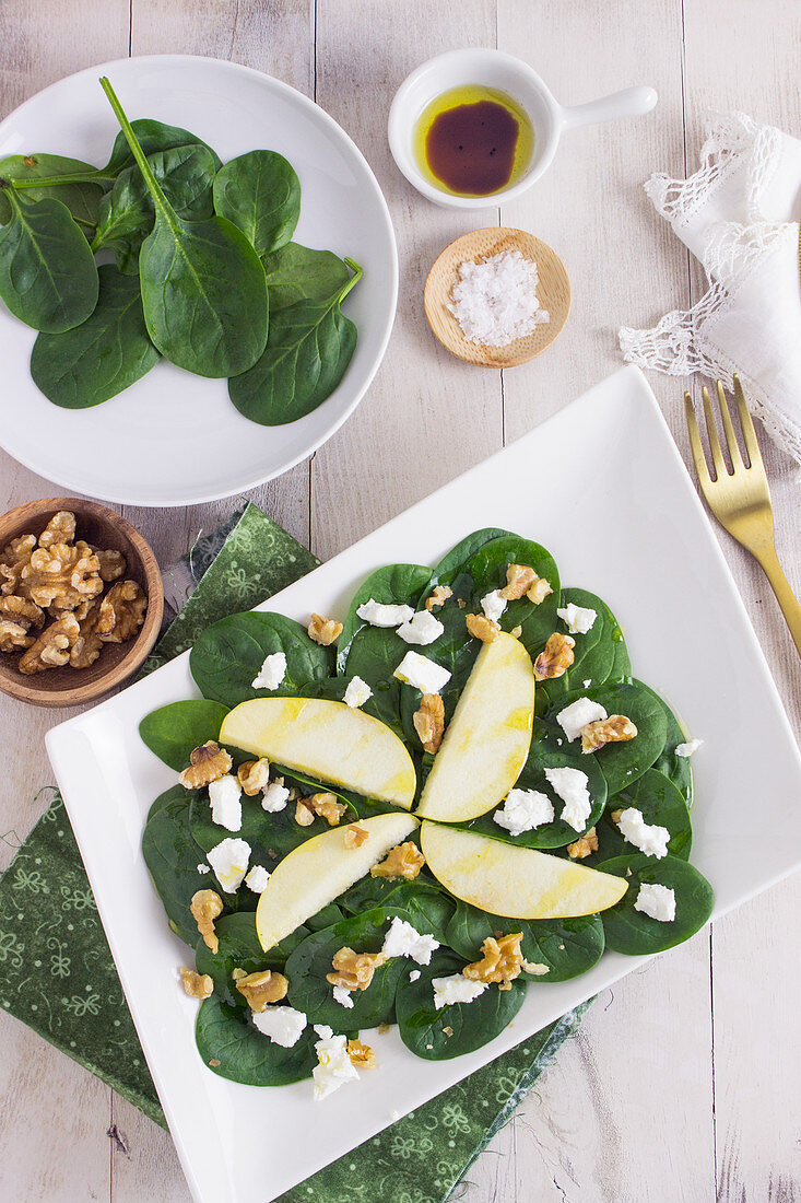 Spinach salad with goat's cheese and walnuts