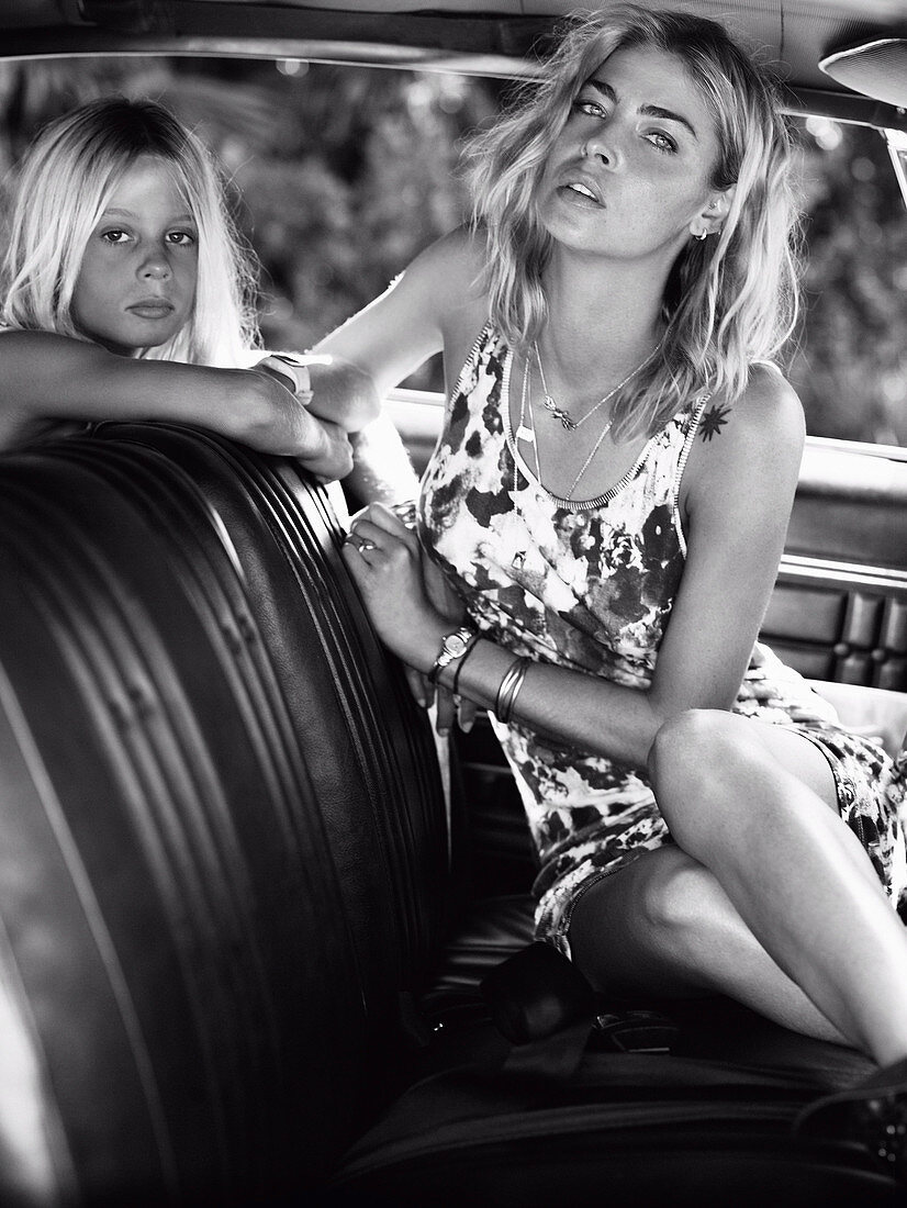 Blonde Frau und Kind sitzen in einem Auto