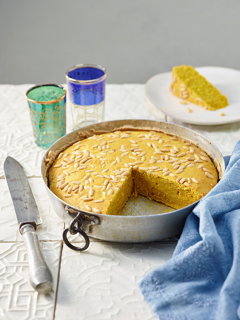 Hartweizengrießkuchen mit Kurkuma, Tahini und Pinienkerne