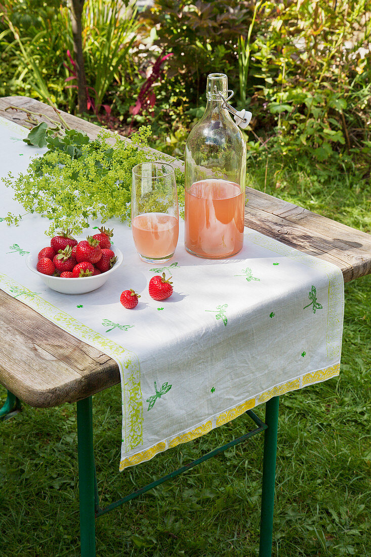 DIY-Tischläufer mit Stempeldruck auf Gartentisch