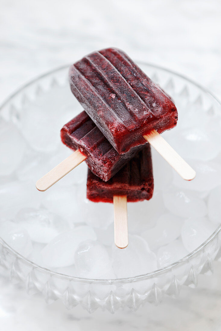 Blackberry ice lollies with elderberry liqueur on sticks