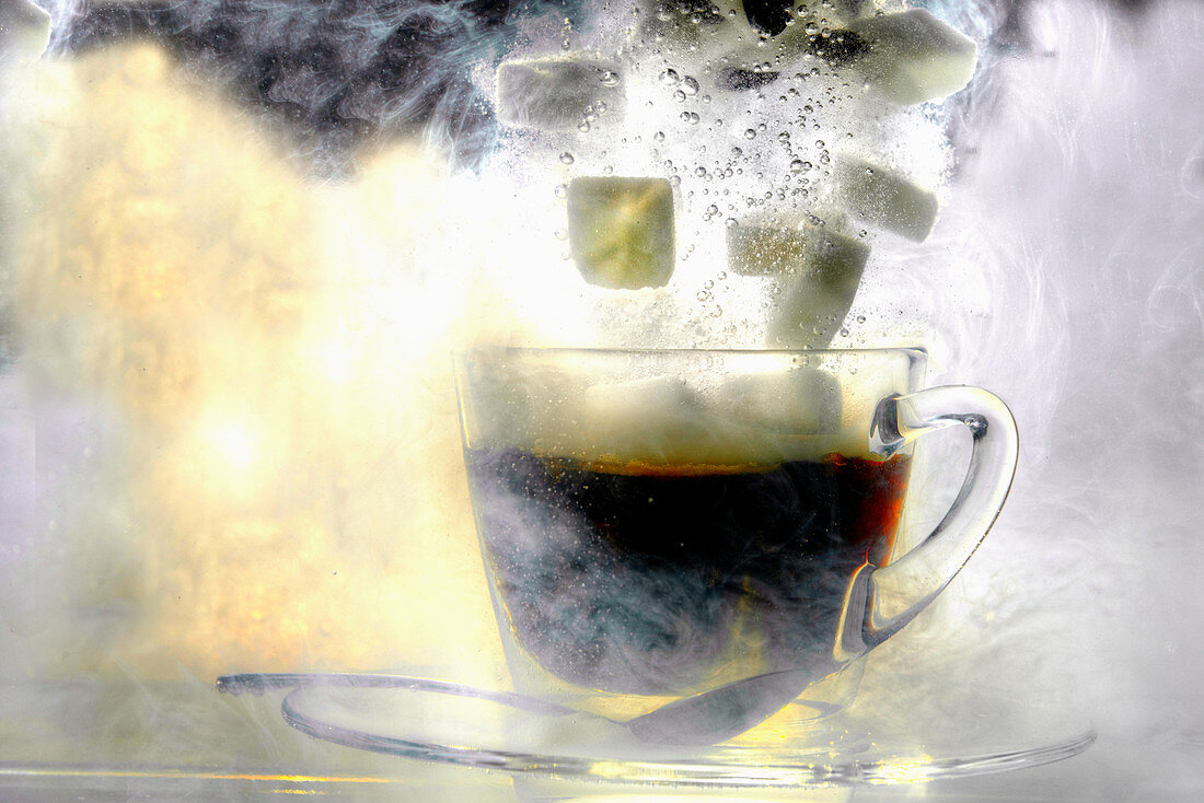 Zuckerwürfel fallen in eine Tasse Kaffee unter Wasser