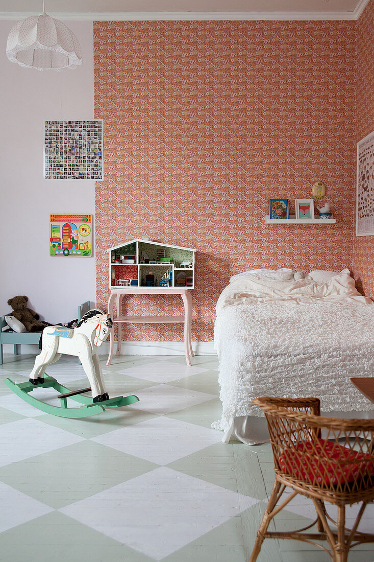 Kinderzimmer im Vintage-Stil mit Schachbrettmusterboden