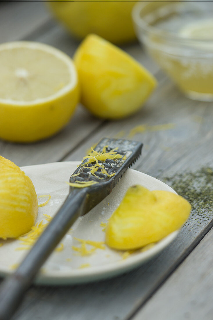 Zestenreißer mit Zesten von Zitrone und Bergamotte