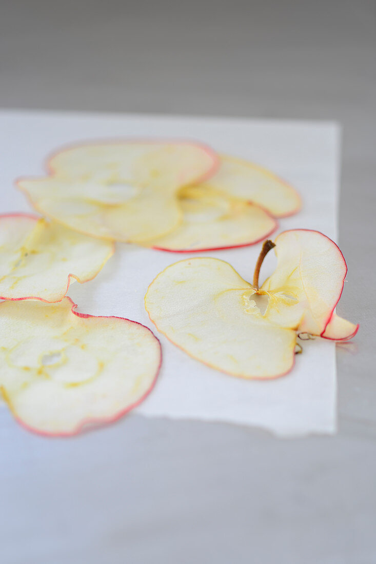 Apfelchips auf Backpapier