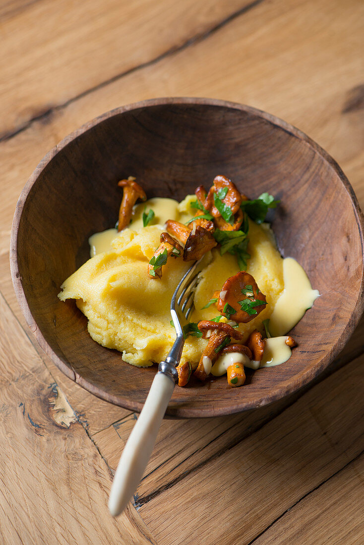 Polenta mit gebratenen Pilzen und Käsesauce (Aostatal)