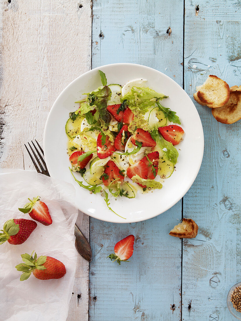 Summery strawberry and arugula salad with mozzarella