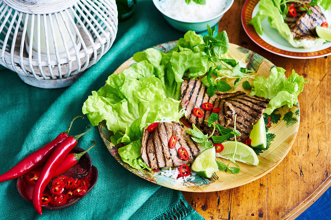 Gegrilltes Rindfleisch mit Chilischoten, Limetten und Kopfsalat (Korea)