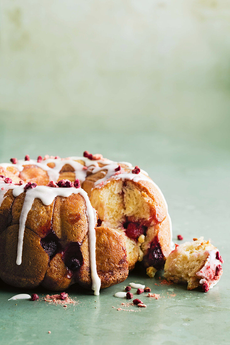 Monkey Bread mit weisser Schokolade und Himbeeren