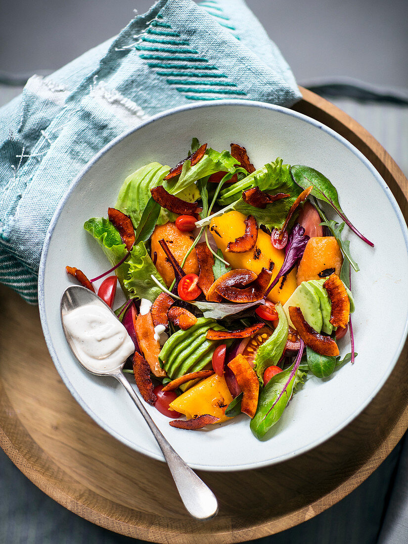 Salat mit Gemüse, Obst und marinierten Kokoschips