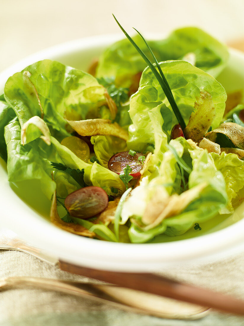 Lettuce with grapes and artichokes