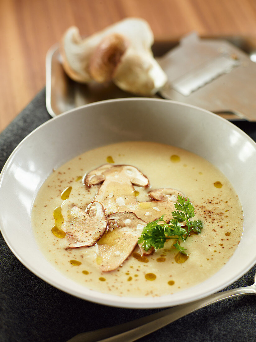 Jerusalem artichoke soup with grated porcini mushrooms