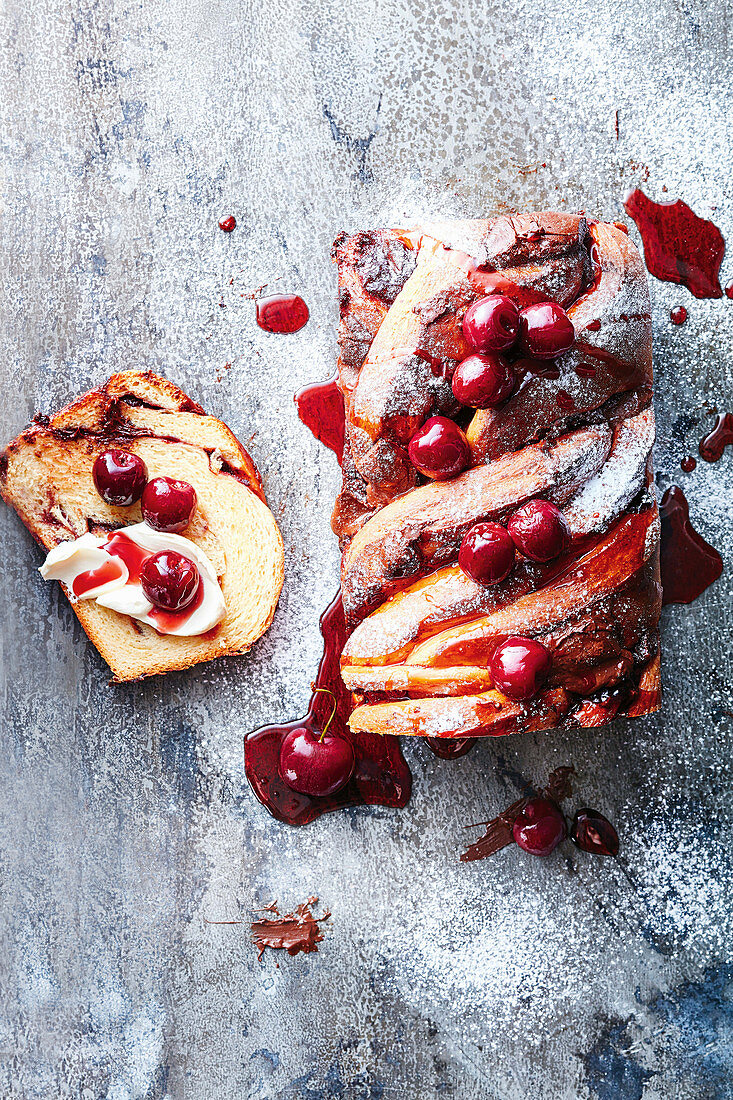 Kirschen-Schokoladen-Babka mit Kirschen-Portwein-Sauce