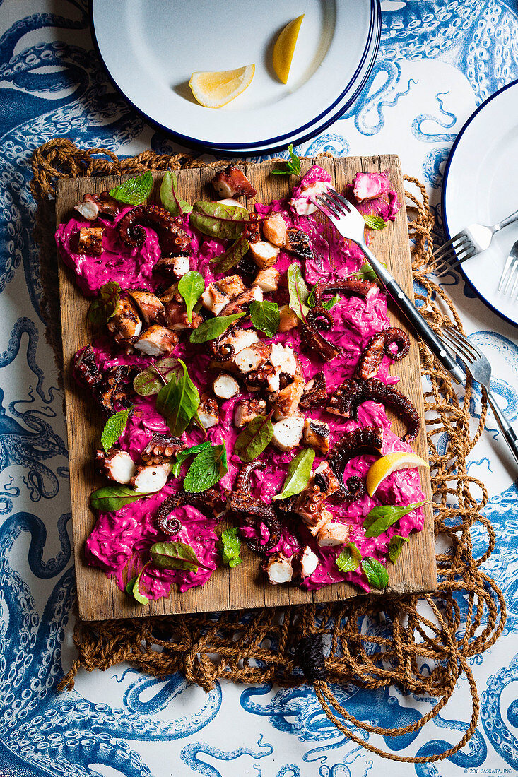 Gegrillter Oktopus mit Rote-Bete-Tzatziki