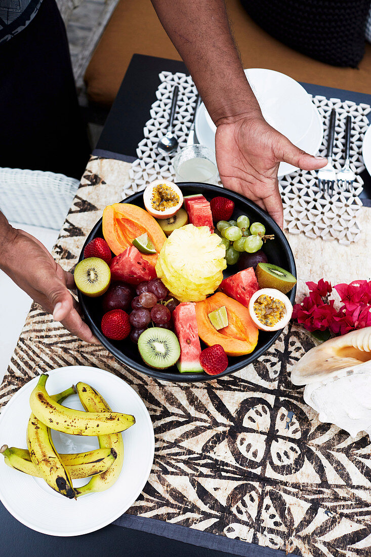 Serving tropical fruit platter