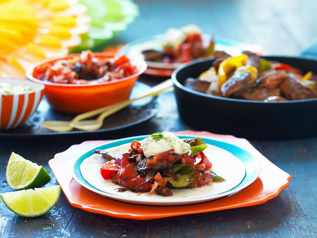 Lamm-Fajitas mit Tomatensalsa, Jalapenos und Sauerrahm (Mexiko)