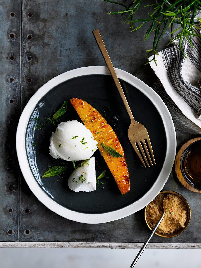 Ananas mit Ingwerbier-Sorbet und Kokosnussmousse